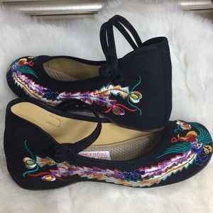 Chinese embroidered shoes 😍
